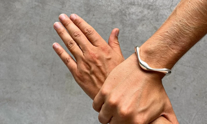 Futurewave - Arc Attention-Aware Silver Bracelet (Concept)