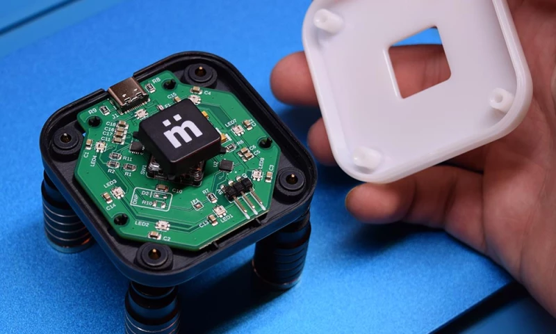 Mütesync: a physical mute button for video calls