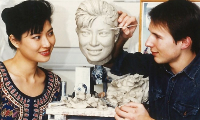 SINGAPORE GIRL - NOW AN ICON