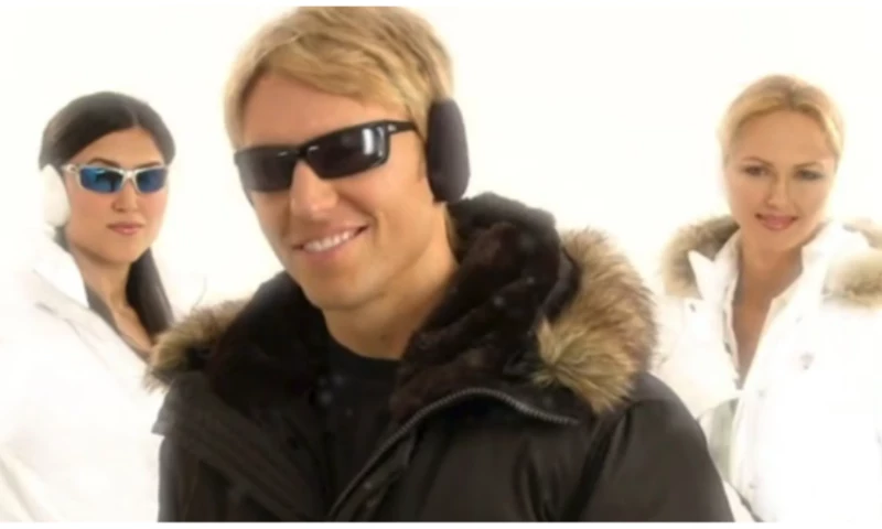 Max Curious Productions - DE PLANO