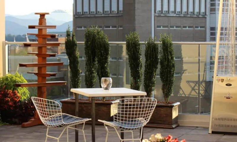 Struggling Rooftop Bar Finds Success in Social Media