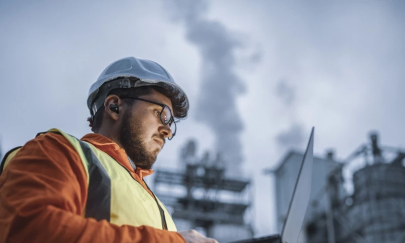 Power Supply Causes Shutdown at a Reﬁnery