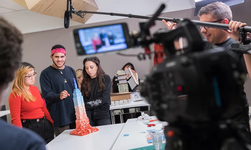 Overskies - Janovic Loves Color