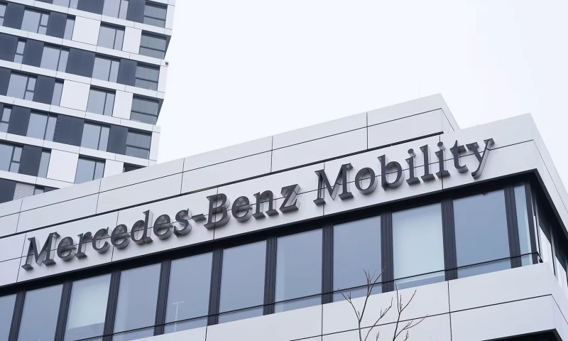 Ru3ch Interactive s.r.o. - Metadata-driven Data Management Framework for Mercedes-Benz Mobility