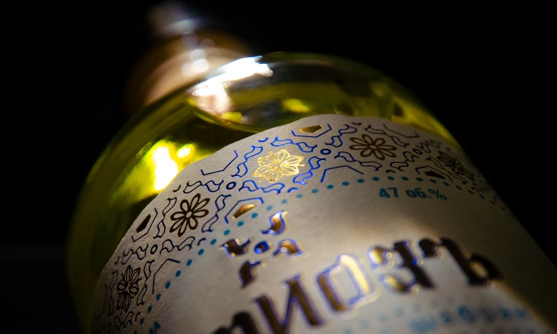 Mastic liqueur seasoned with mastic and saffron.