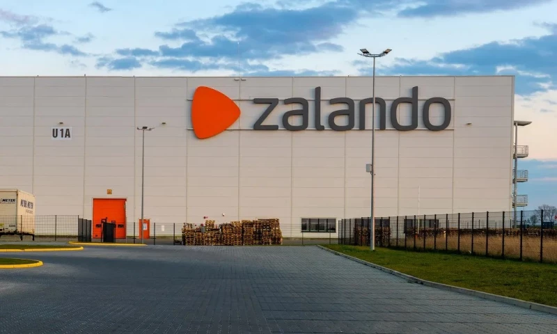 AgixTech - Zalando: Generative AI Fashion Assistant for better cloth selection and styling