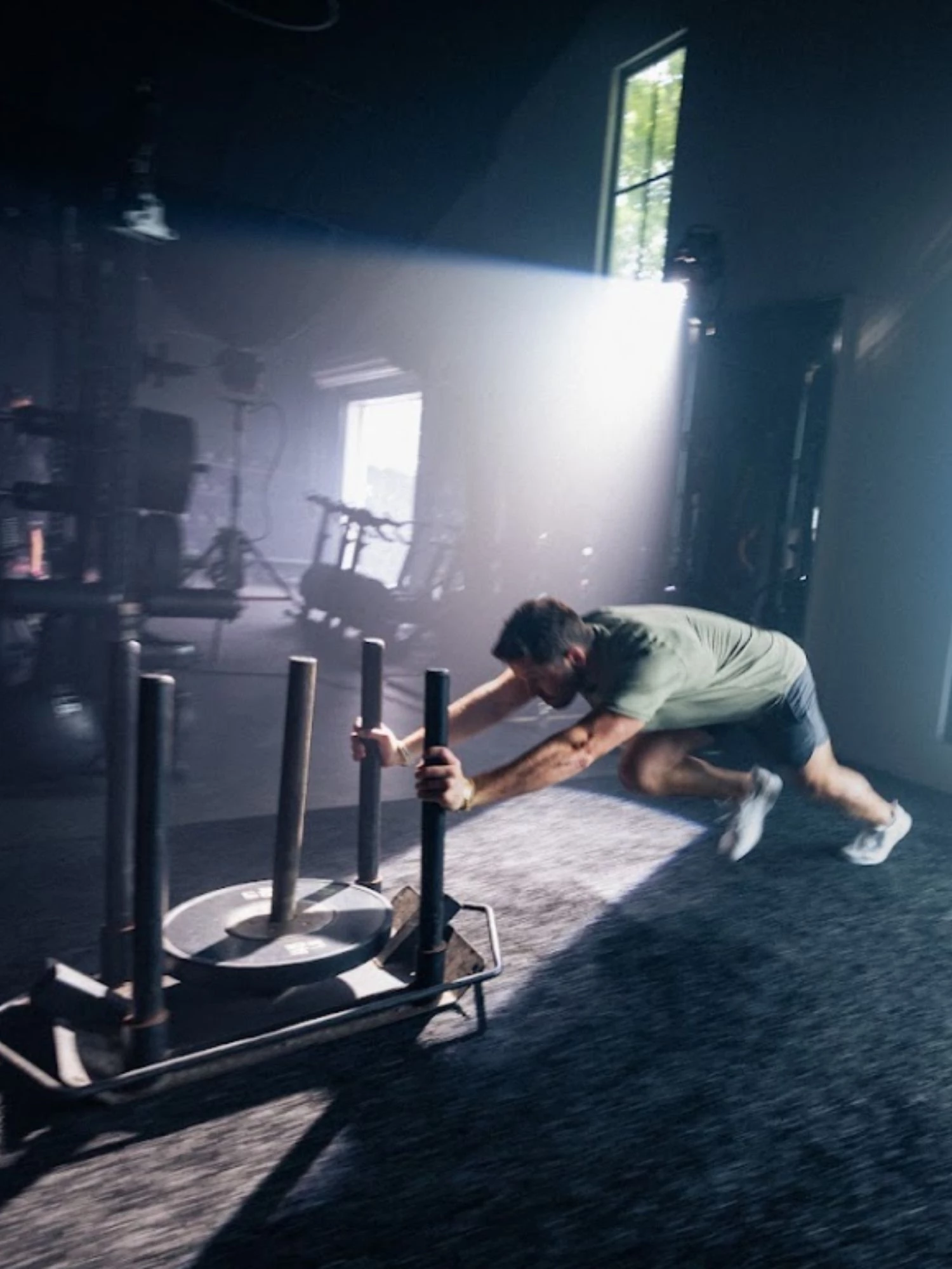 Baker Mayfield doing a set in a gym.