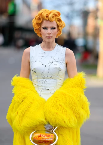 Fox poses at Sunday's Knicks game showcasing the new "Velveeta Gold" hair dye.