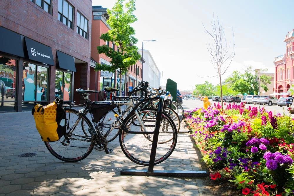 This thriving metro area allows you to enjoy a variety of activities like biking, trekking and swimming.