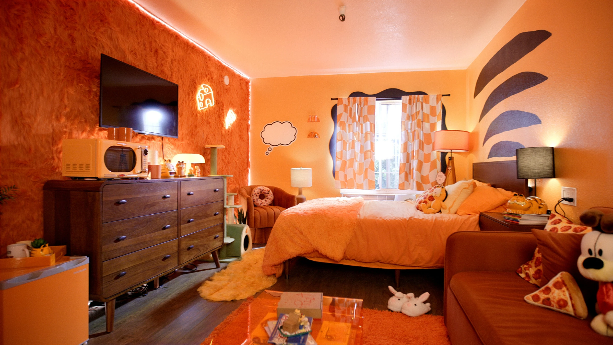 The Garfield-themed Premium Suite | Source: Motel 6 The Garfield-themed Premium Suite | Source: Motel 6