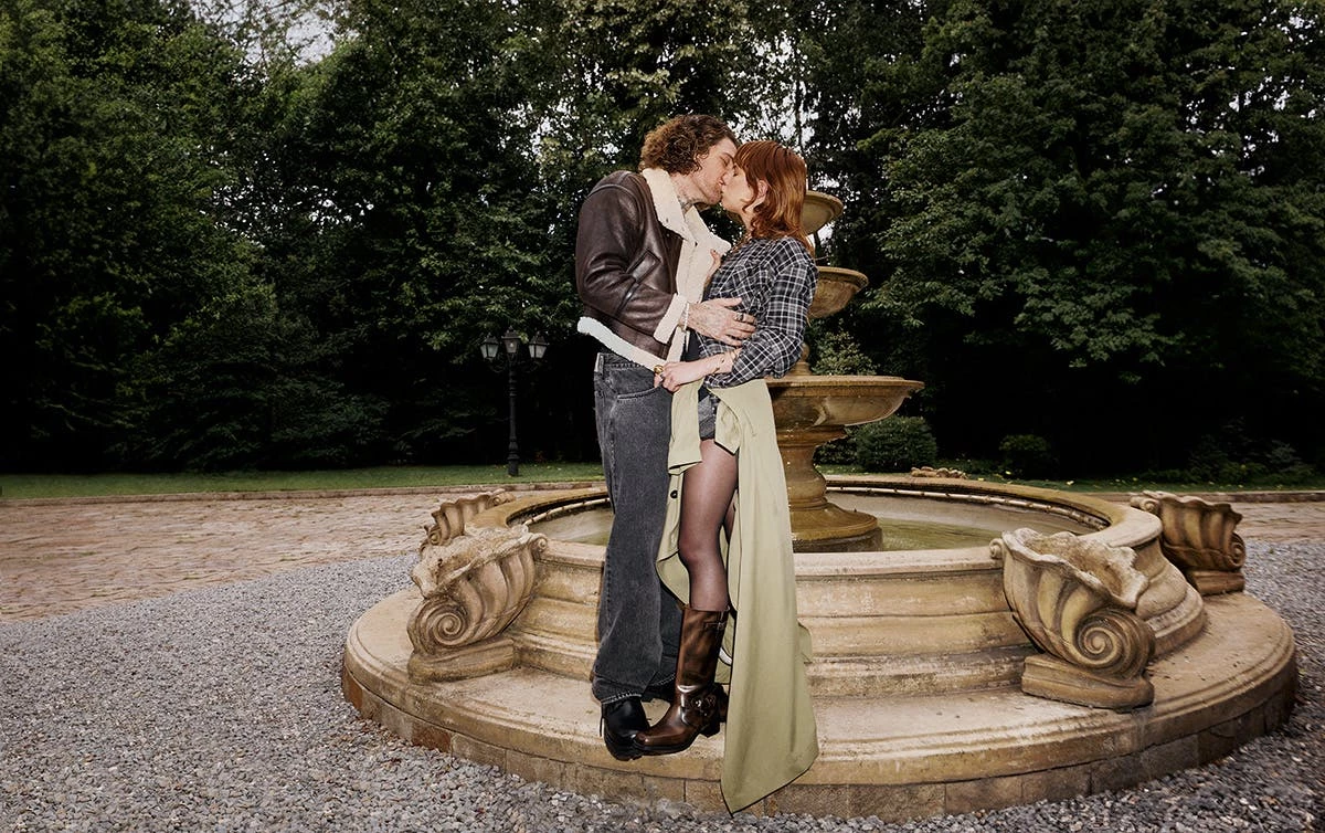 Two people kiss in a Zalando ad