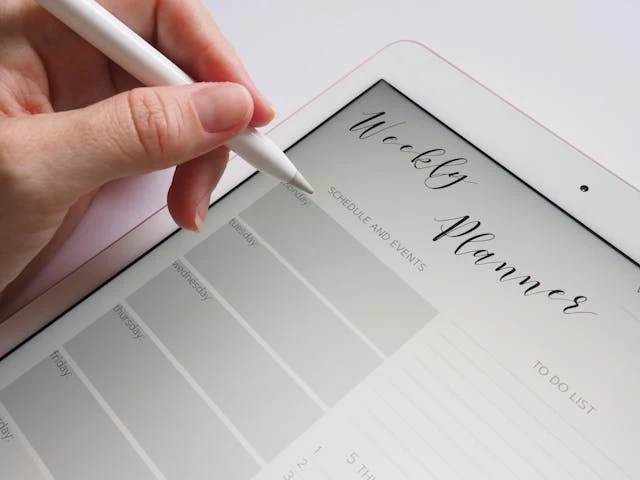 Person using scheduling app