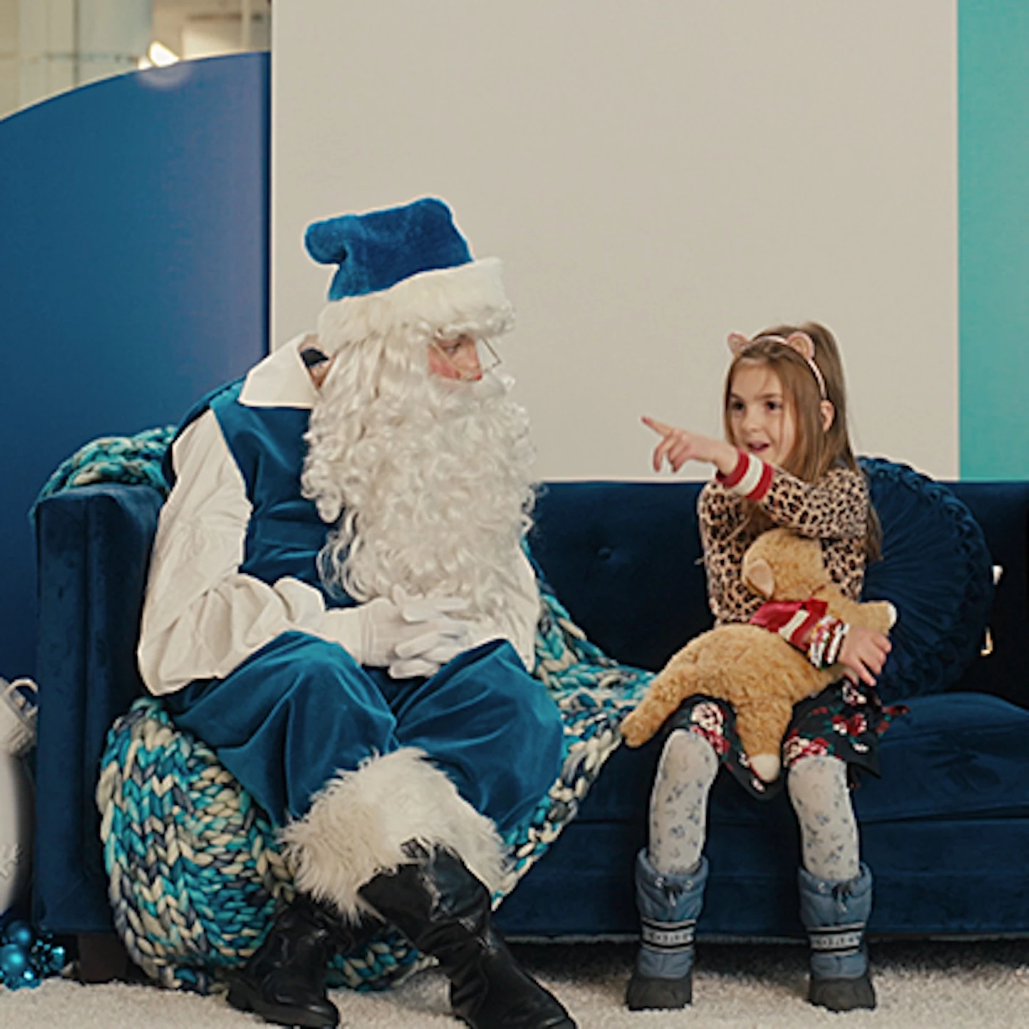 WestJet's Santa Claus Asks a Little Girl What Her Parent Would Like for Christmas