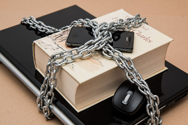 Chained laptop and mobile phone