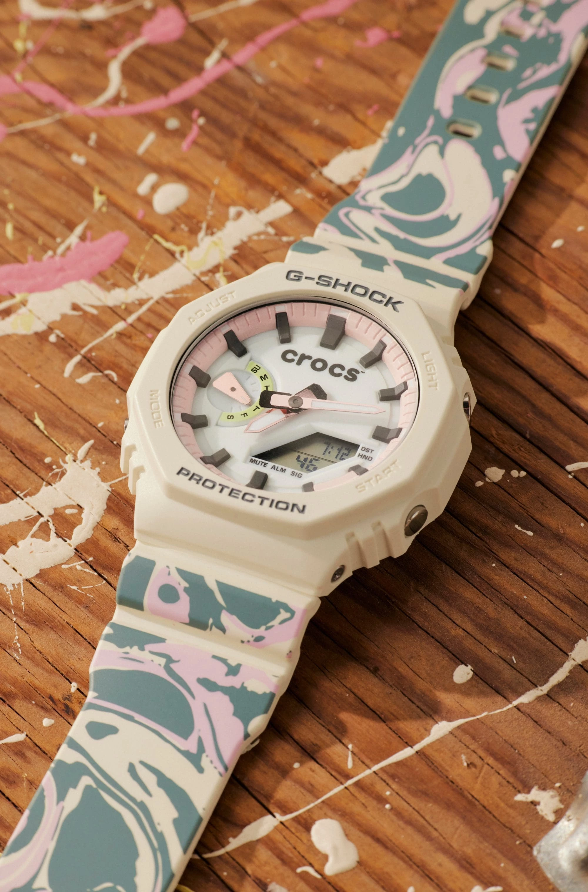 This G-SHOCK watch can be attached to the Crocs Echo Wave.