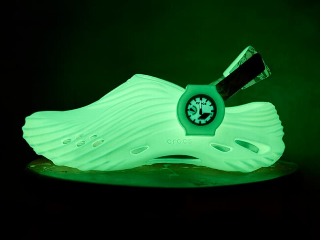 The Crocs Echo Wave Bundle Glowing in the Dark The Crocs Echo Wave has a glow-in-the-dark-finish.