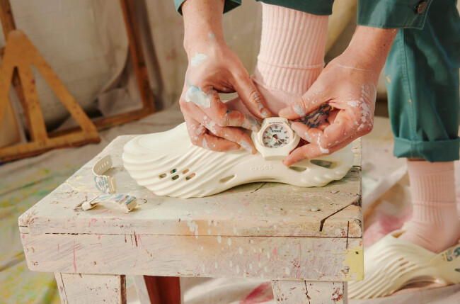 The Crocs Echo Wave with a G-SHOCK Snap-On Watch The Crocs Echo Wave has a slot where you can snap on a G-SHOCK watch.