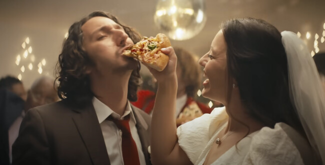 A bride and her groom enjoy Pizza Hut's newest Spicy Hawaiian | Source: Pizza Hut A bride and her groom enjoy Pizza Hut's newest Spicy Hawaiian | Source: Pizza Hut