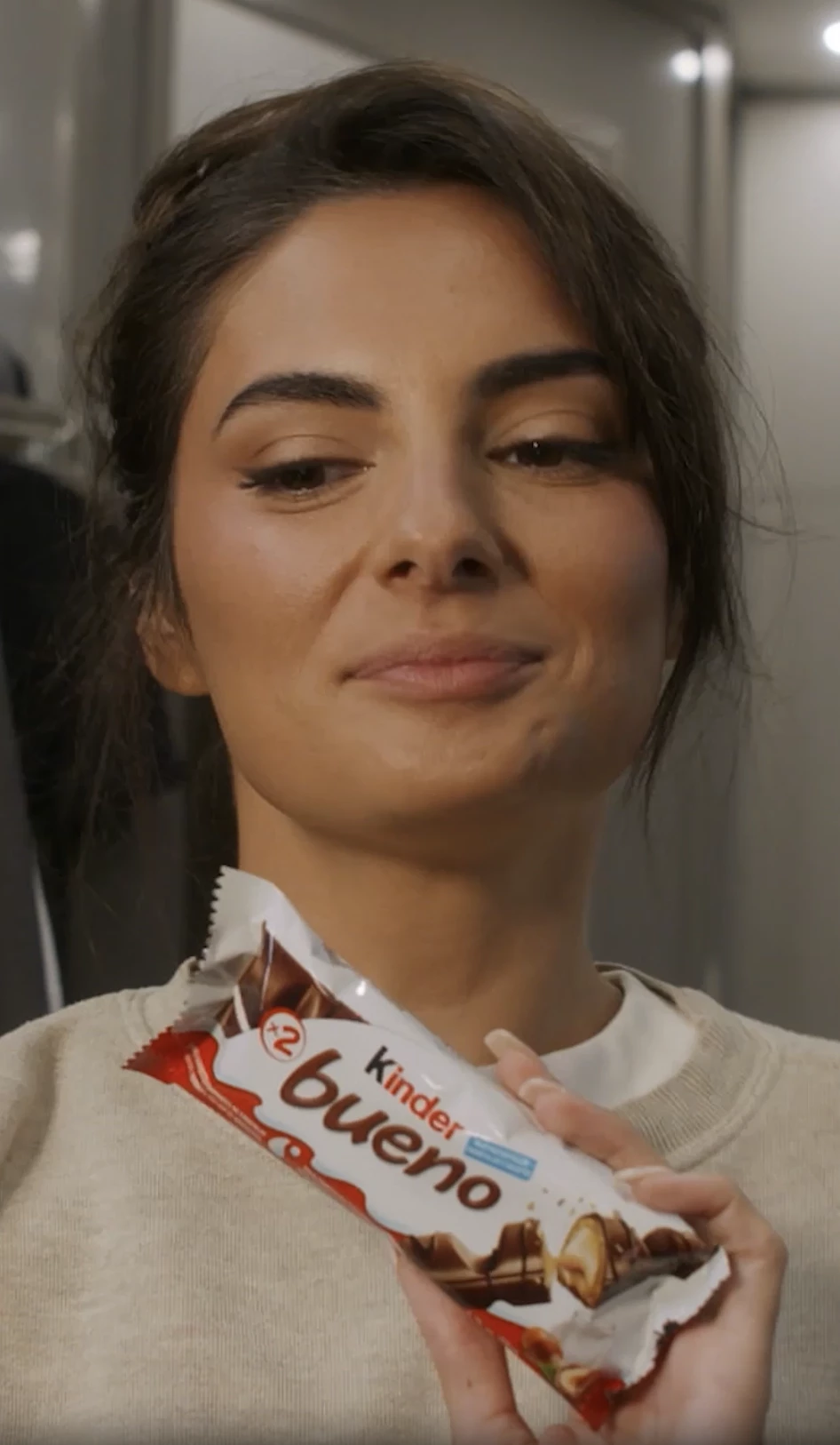 Paige Desorbo in the Kinder Bueno Teaser | Source: Kinder Bueno